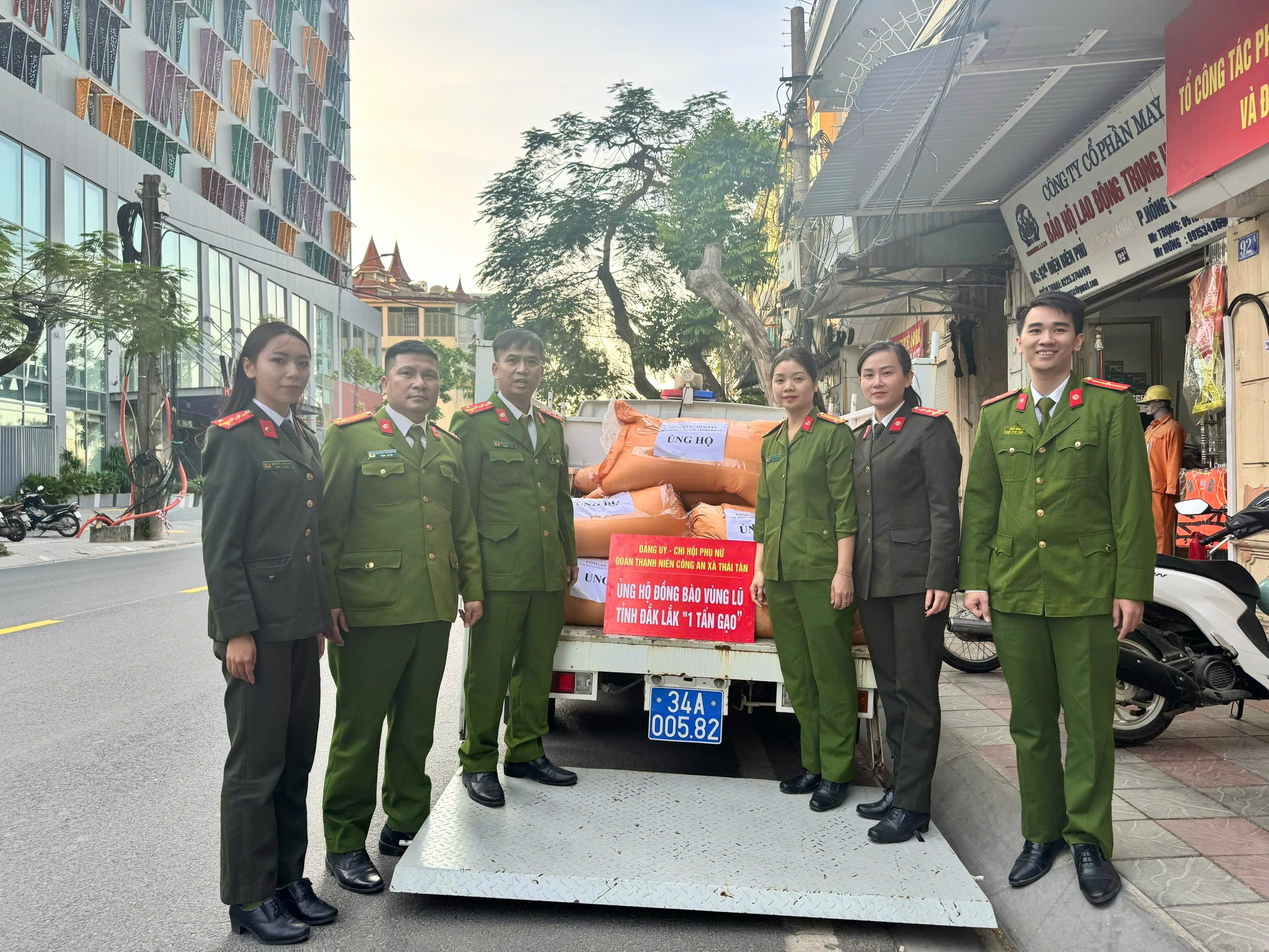 Công an xã Thái Tân ủng hộ 01 tấn gạo hỗ trợ đồng bào vùng lũ tỉnh Đăk Lăk